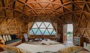 a large bedroom with a large wooden ceiling at Serrania del Viento in Barichara