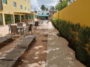 2 Bilder einer Terrasse mit Tischen und Stühlen in der Unterkunft Misol-Ha Hotel Mérida in Mérida