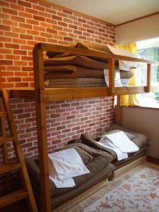 Двуетажно легло или двуетажни легла в стая в Kumamoto Guesthouse Minami Aso Little Asia