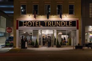 Hotel Trundle في كولومبيا: وجود لافته حول الفندق امام مبنى