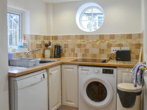 A kitchen or kitchenette at Harbour Cottage 