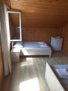 Habitación pequeña con cama y ventana en Green house Ureki, en Ureki