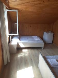a small room with a bed and a window at Green house Ureki in Ureki