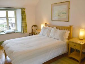 A bed or beds in a room at Riverside 