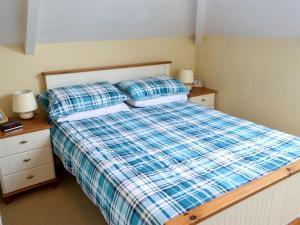 A bed or beds in a room at Gull Cottage 