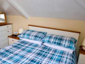A bed or beds in a room at Gull Cottage 