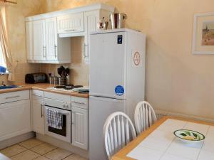 A kitchen or kitchenette at Gull Cottage 