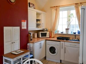 A kitchen or kitchenette at Gull Cottage 