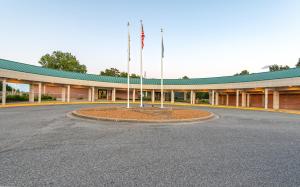 um edifício com duas bandeiras no meio de um círculo em Kentucky Dam Village State Resort Park em Gilbertsville