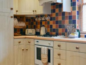 A kitchen or kitchenette at Pebbles 