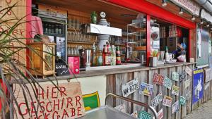 ein Restaurant mit einer Theke mit Schildern darauf in der Unterkunft Zur grossen Tanne in Bühl