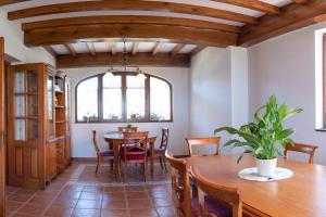 una sala da pranzo con tavolo e sedie di La Quimera a Liencres