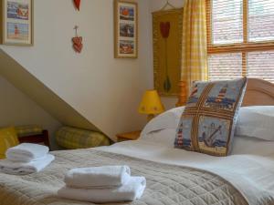 A bed or beds in a room at Pebbles 