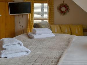 A bed or beds in a room at Pebbles 