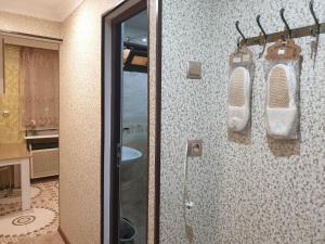 un bagno con doccia e due orinatoi a parete di Сергей Сергеевич a Akhaltsikhe