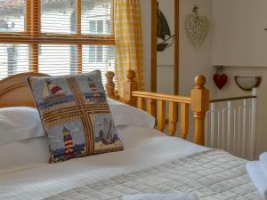 A bed or beds in a room at Pebbles 