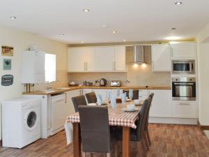 A kitchen or kitchenette at The Hayloft 