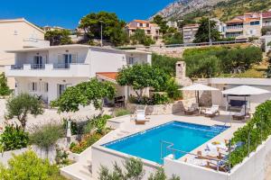 una imagen de una villa con piscina en Villa Dasianda - only 90 m from the beach, private 30msq heated pool, en Stanići