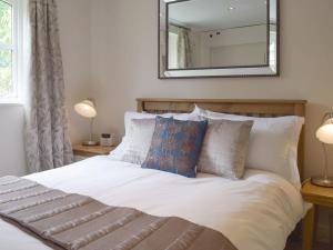 A bed or beds in a room at Gardeners Cottage 