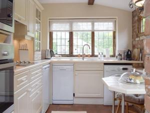 A kitchen or kitchenette at Gardeners Cottage 
