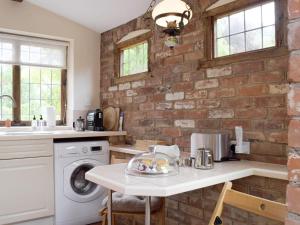A kitchen or kitchenette at Gardeners Cottage 