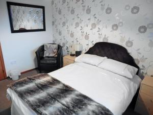 A bed or beds in a room at Blinkbonnie 