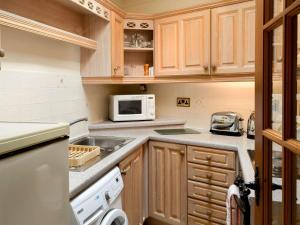 A kitchen or kitchenette at Puffin Crag 