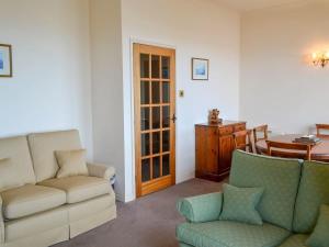 A seating area at Puffin Crag 