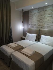 dwa łóżka siedzące obok siebie w sypialni w obiekcie Guesthouse Luisella w Cagliari