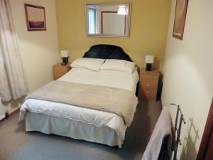 A bed or beds in a room at Blinkbonnie 