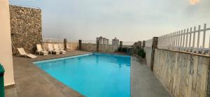 a large blue swimming pool on top of a building at Hotel Veneza in Cuiabá