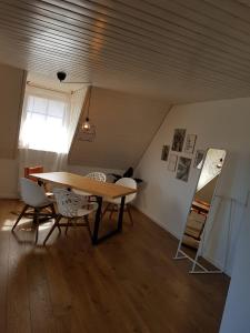 ein Esszimmer mit einem Tisch, Stühlen und einem Fenster in der Unterkunft Schöne, helle FeWo für 4 Personen in Ettenheim