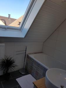 ein Bad mit einer Badewanne und einem Fenster in der Unterkunft Schöne, helle FeWo für 4 Personen in Ettenheim