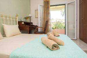カシオピにあるVilla Giovannaのタオルが敷かれたベッドのある寝室