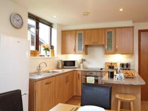
A kitchen or kitchenette at Red Squirrel
