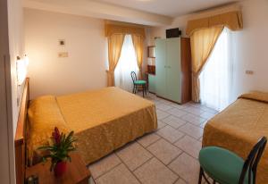 A bed or beds in a room at Hotel Garden