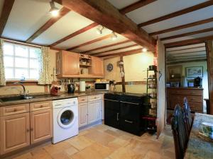 A kitchen or kitchenette at Cwmmegan 
