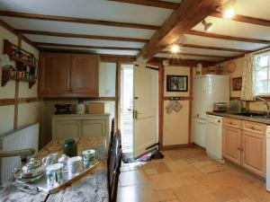A kitchen or kitchenette at Cwmmegan 