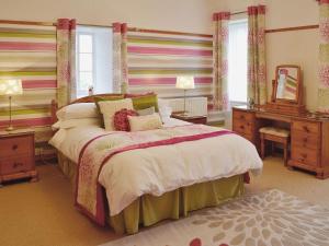 A bed or beds in a room at Downanhill Cottage 