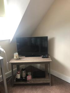 a tv sitting on a wooden table in a room at Worthing Rest in Worthing
