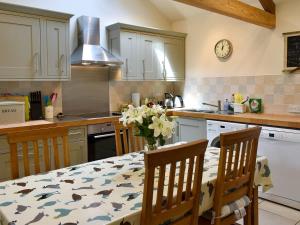 A kitchen or kitchenette at Lower Dairy Barn 