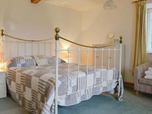 A bed or beds in a room at The Barn 