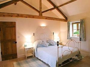A bed or beds in a room at Lower Dairy Barn 