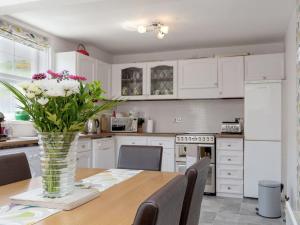 A kitchen or kitchenette at Downanhill Cottage 