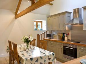 A kitchen or kitchenette at Lower Dairy Barn 