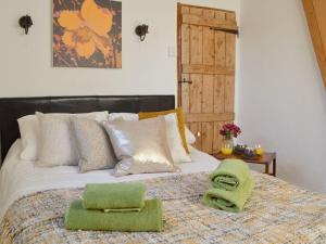 A bed or beds in a room at Warren Cottage 