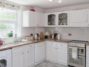 A kitchen or kitchenette at Downanhill Cottage 