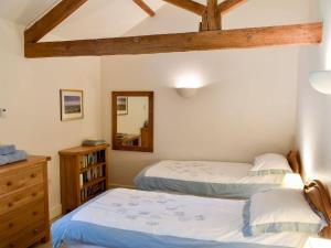 A bed or beds in a room at Lower Dairy Barn 