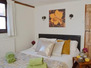 A bed or beds in a room at Warren Cottage 