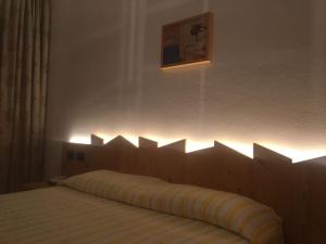 Postel nebo postele na pokoji v ubytování Albergo Croce d'Aune